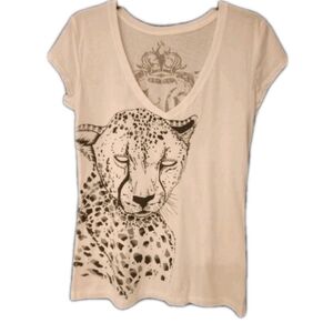KEY Closet Leopard Graphic Vneck Tee In White/Black